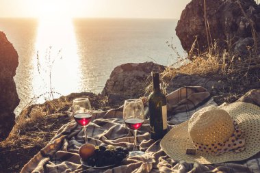 Gün batımında romantik piknik-deniz ve dağ manzaralı
