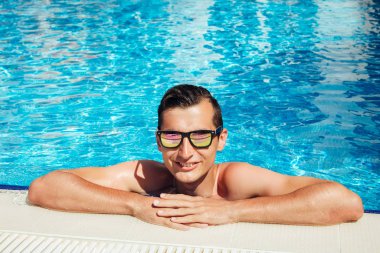 Yüzme havuzunda iyi vakit geçiren adam