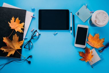 Yaratıcı office çalışanın çalışma alanı. Bir fincan kahve, telefon ve tablet kullanarak ile çalışma