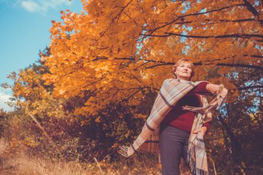 Orta yaşlı kadın ormanda eğleniyor