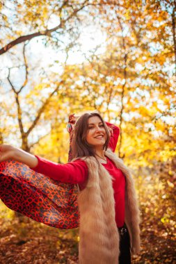 Genç kadın ormandaki bir eşarp ile çalışan