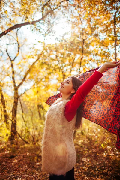 Молодая женщина бежит с шарфом в лесу — стоковое фото
