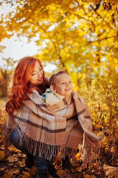 Szczęśliwą matką i jej synka, spacery i zabawy w lesie jesienią. — Zdjęcie stockowe