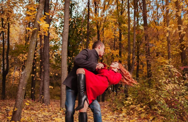 Giovani balli di coppia nella foresta autunnale tra alberi colorati — Foto Stock