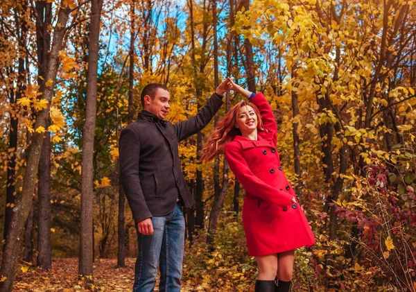Młoda para tańczy w lesie jesienią wśród kolorowych drzew — Zdjęcie stockowe