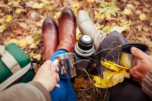 2 つの旅行秋の森でお茶を飲んで — ストック写真