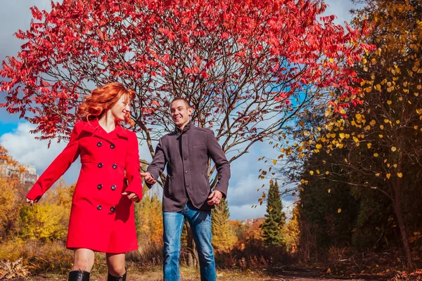 Genç çift renkli ağaçlar arasında sonbahar ormandaki çalışır