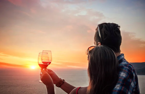 Романтичний пікнік люблячої пари з видом на море і гори на заході сонця — стокове фото