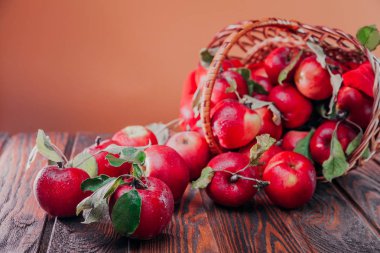 Üzerinde kahverengi arka plan izole sepet içinde taze kırmızı elmalar