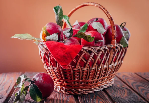 Свіжі червоні яблука в кошику ізольовані на коричневому фоні — стокове фото