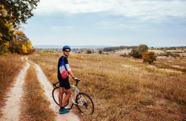 Genç bisikletçi alanında sürme