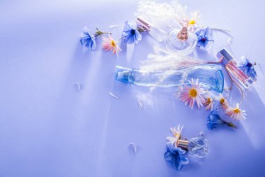 çiçekli parfüm şişe