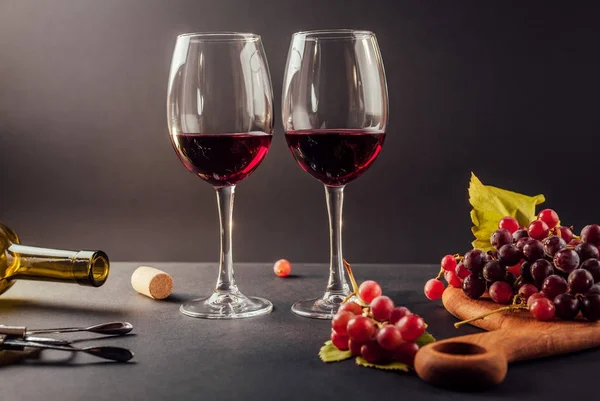 Zwei Gläser Wein mit Trauben — Stockfoto