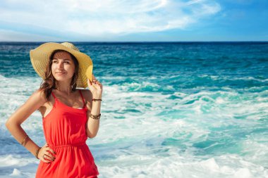 Sahilde dalgaların görünümü güzel kadın sahiptir