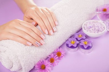 Çiçek ve spa essentials ile güzel pembe ve gümüş manikür