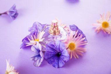 çiçek taşıyan parfüm şişesi
