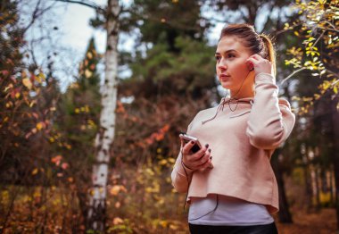 Müzik dinlemek için onu kulaklık kadın runner koyar
