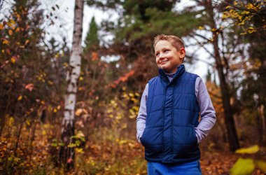 Egzersizleri ormandaki sonra geri kalan sahip küçük sportif çocuk