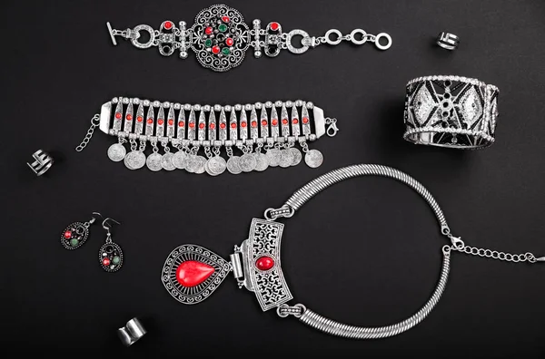 Kvinnliga indiska smycken och accessoarer — Stockfoto