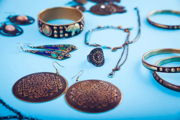 Kvinnliga indiska smycken och accessoarer — Stockfoto