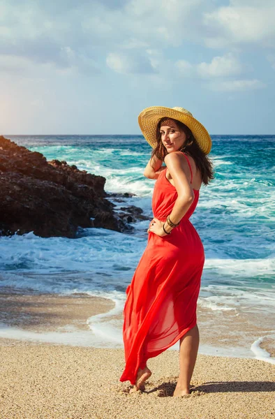 Красивая женщина наслаждается видом на волны на пляже — стоковое фото