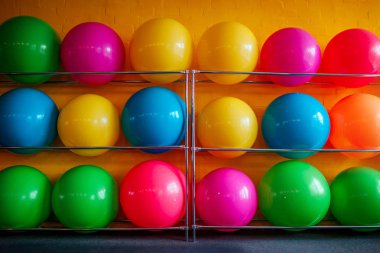 Spor salonunda fitness topları kümesi