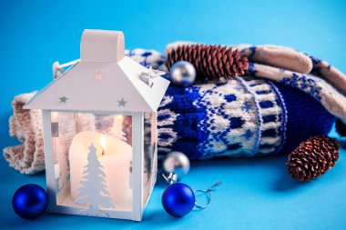 mavi arka plan üzerinde Noel süsleri