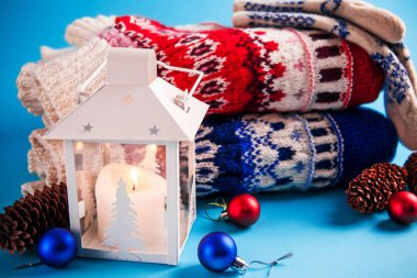 mavi arka plan üzerinde Noel süsleri