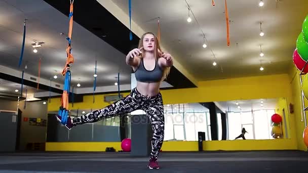 Güzel Atletik Kadın Spor Salonunda Trx Kullanarak Egzersizleri Yapıyor Sağlıklı — Stok video