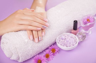 Çiçek ve spa essentials ile güzel pembe ve gümüş manikür