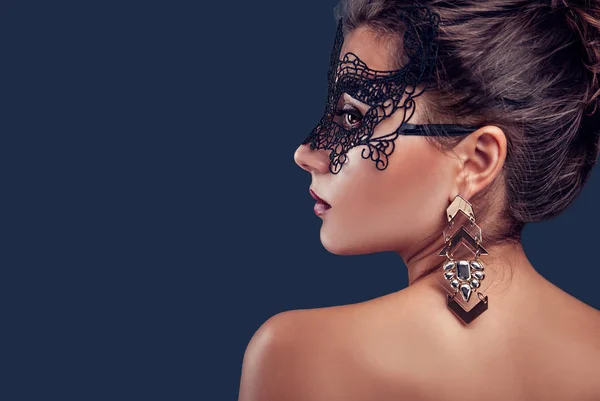 Gyönyörű barna modell visel csipke karneváli maszk és ékszereket. Új év party. — Stock Fotó