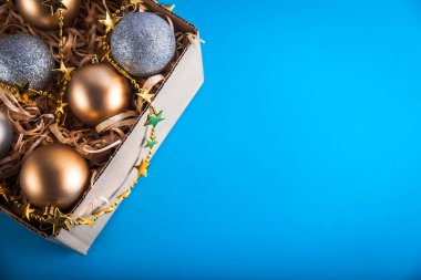 Gümüş ve altın Noel oyuncaklar ile kutu