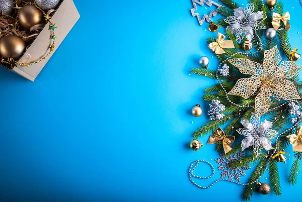 Julpynt på blå bakgrund — Stockfoto