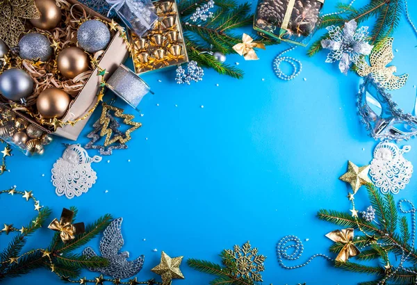 Julpynt på blå bakgrund — Stockfoto