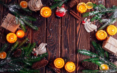 Şamdanlar mandalina çam dalları, oyuncak ve armağan ahşap masa üstünde ile yapılmış. Noel ve yeni yıl arka plan.
