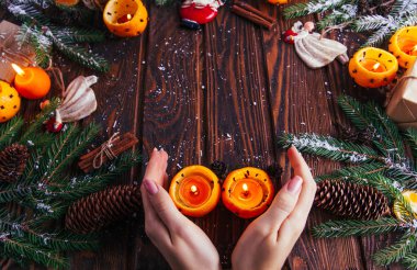 Şamdanlar mandalina çam dalları, oyuncak ve armağan ahşap masa üstünde ile yapılmış. Noel ve yeni yıl arka plan.