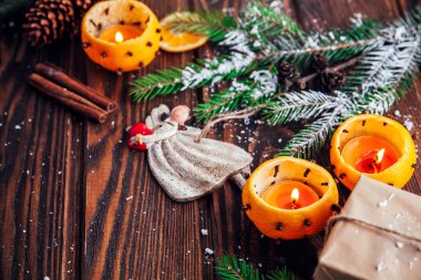 Şamdanlar mandalina çam dalları, oyuncak ve armağan ahşap masa üstünde ile yapılmış. Noel ve yeni yıl arka plan.
