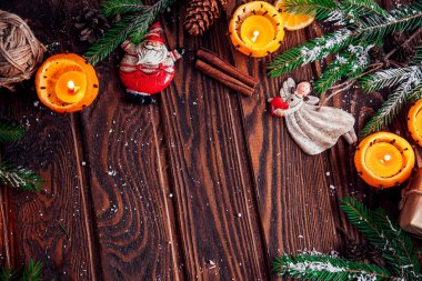 Şamdanlar mandalina çam dalları, oyuncak ve armağan ahşap masa üstünde ile yapılmış. Noel ve yeni yıl arka plan.