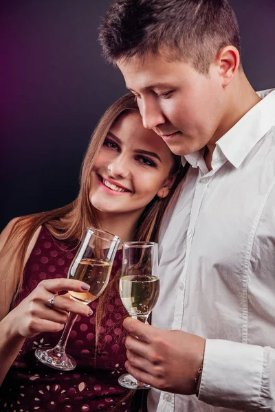 Пара святкує новорічну ніч п'є шампанське — стокове фото