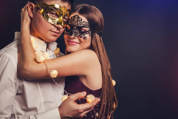 Couple célébrant le réveillon du Nouvel An sur la fête masquée — Photo