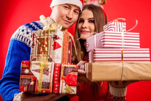 Strzał studio para w swetry islandzki gospodarstwa pudełeczka. Boże Narodzenie czy nowy rok uroczystości koncepcja. — Zdjęcie stockowe