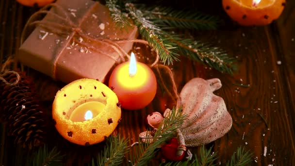 用雪杉木树枝 玩具和木桌上的礼物制成的烛台 圣诞节和新年背景 — 图库视频影像
