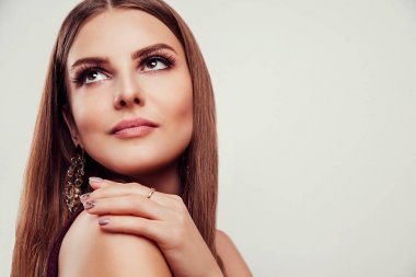 Güzel kadın mükemmel makyaj giyen mücevher beyaz arka plan üzerinde