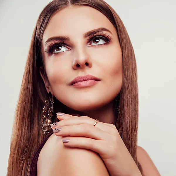 Vacker kvinna perfekt make-up bär smycken på vit bakgrund — Stockfoto