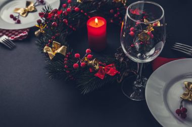 Noel yemeği için iki ayar yeri