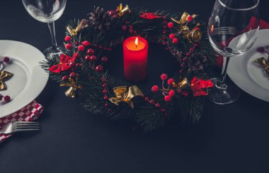 Noel yemeği için iki ayar yeri