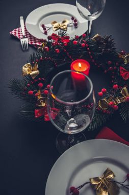 Noel yemeği için iki ayar yeri
