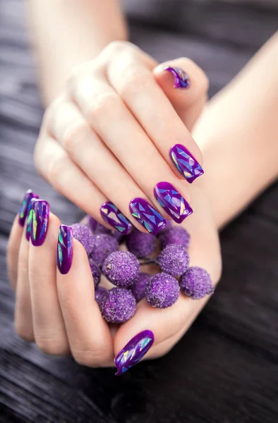 Vetro frantumato manicure viola su sfondo nero — Foto Stock