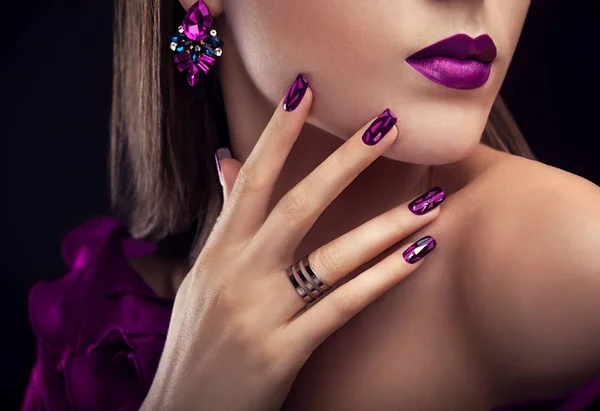 Hermosa mujer con maquillaje perfecto y manicura con joyas — Foto de Stock