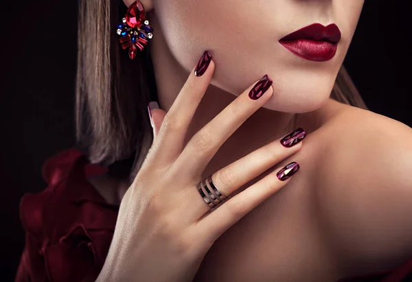 Mooie vrouw met een perfecte make-up en manicure dragen sieraden — Stockfoto